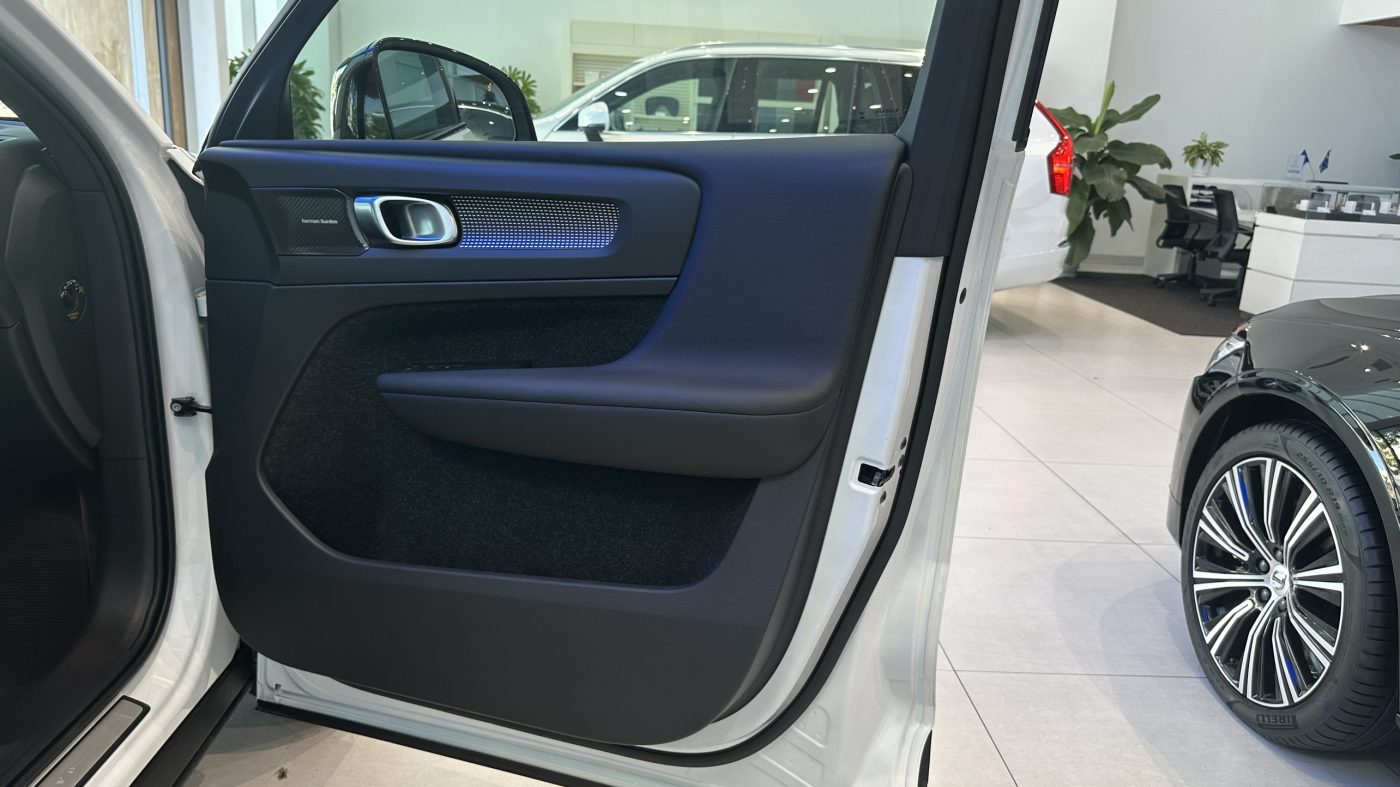 Hình ảnh thực tế chi tiết nội thất Volvo XC40 B5 Ultimate 2023 Màu Đen Charcoal Leather - Đình Hoàng Volvo