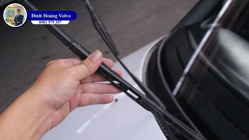Chọn và thay lưỡi cần gạt nước xe ô tô sao cho chuẩn - Đình Hoàng Volvo Car Đà Nẵng