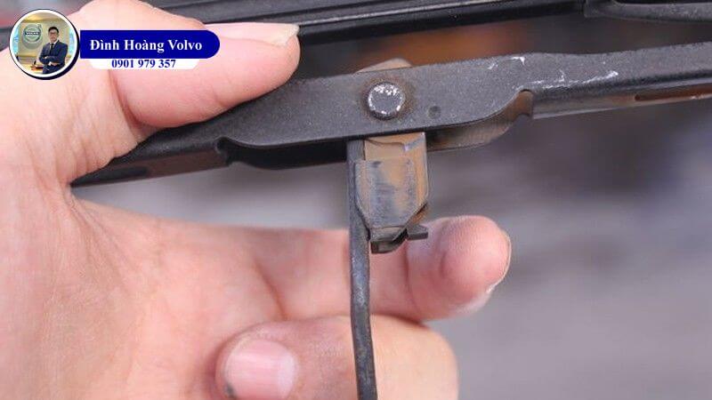 Chọn và thay lưỡi cần gạt nước xe ô tô sao cho chuẩn - Đình Hoàng Volvo Car Đà Nẵng