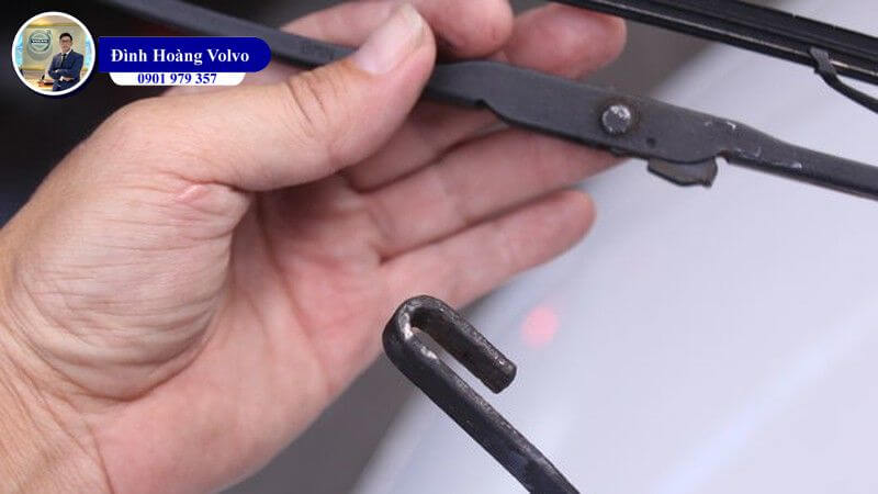 Chọn và thay lưỡi cần gạt nước xe ô tô sao cho chuẩn - Đình Hoàng Volvo Car Đà Nẵng