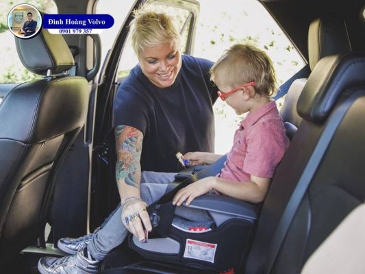 Tại sao trẻ em không nên ngồi hàng đầu xe ô tô - Đình Hoàng Volvo Car Đà Nẵng
