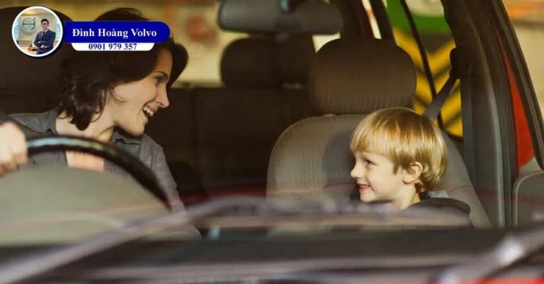 Tại sao trẻ em không nên ngồi hàng đầu xe ô tô - Đình Hoàng Volvo Car Đà Nẵng