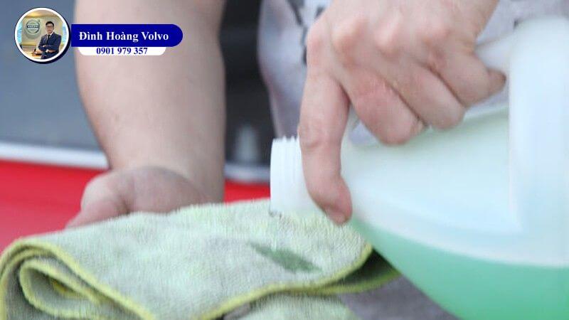 Xe ô tô bị dính nhựa cây thì xử lý vết bẩn như thế nào  - Đình Hoàng Volvo Car Đà Nẵng