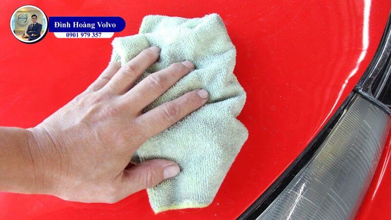 Xe ô tô bị dính nhựa cây thì xử lý vết bẩn như thế nào  - Đình Hoàng Volvo Car Đà Nẵng
