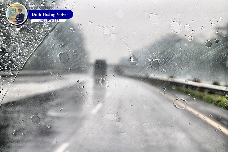 Bỏ túi ngay bí kíp xử lý kính ô tô bị mờ khi trời mưa