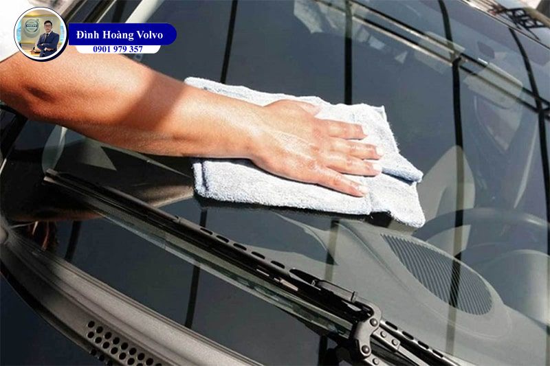 Bỏ túi ngay bí kíp xử lý kính ô tô bị mờ khi trời mưa