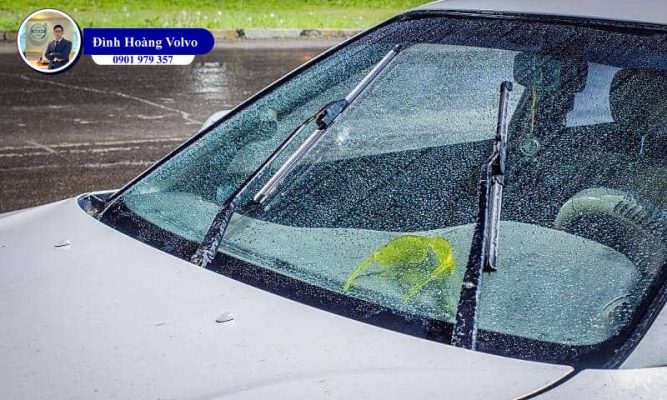 Bỏ túi ngay bí kíp xử lý kính ô tô bị mờ khi trời mưa