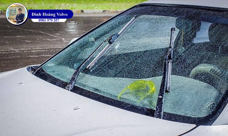 Bỏ túi ngay bí kíp xử lý kính ô tô bị mờ khi trời mưa