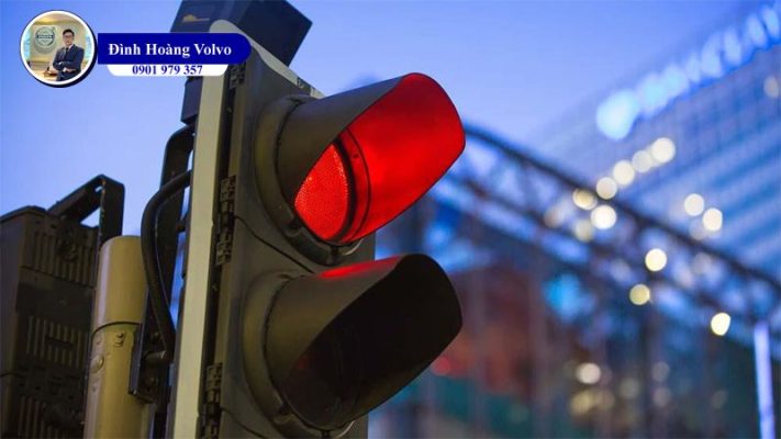 Ô tô vượt đèn đỏ phạt bao nhiêu tiền và có bị giữ bằng không - Đình Hoàng Volvo Car Đà Nẵng