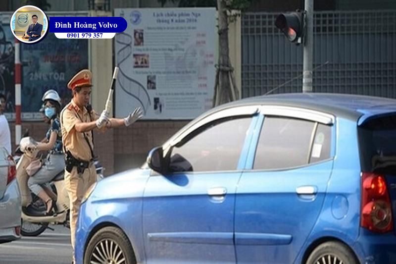 Ô tô vượt đèn đỏ phạt bao nhiêu tiền và có bị giữ bằng không - Đình Hoàng Volvo Car Đà Nẵng