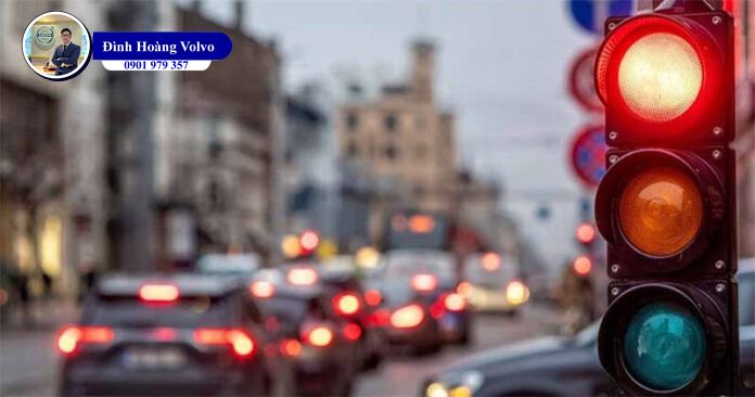 Ô tô vượt đèn đỏ phạt bao nhiêu tiền và có bị giữ bằng không - Đình Hoàng Volvo Car Đà Nẵng