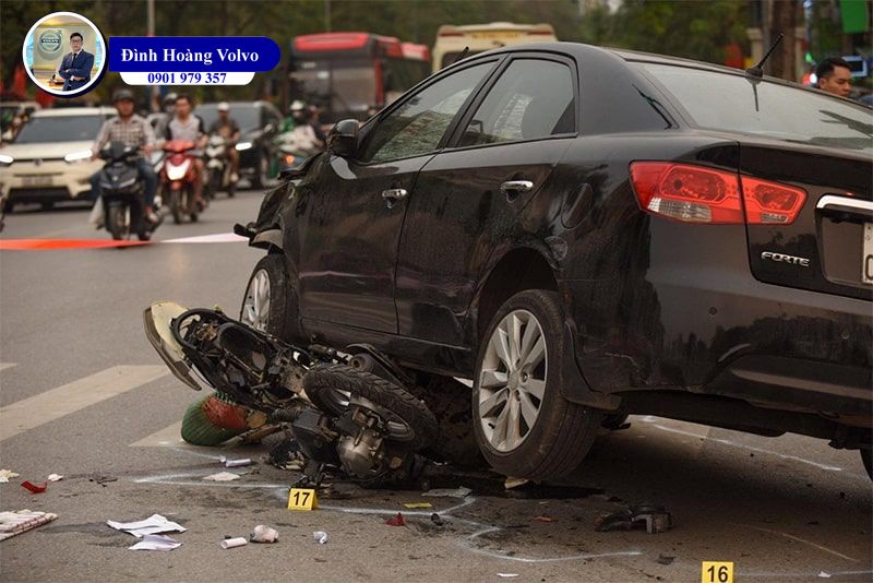 Trách nhiệm của xe ô tô khi bị xe máy đâm vào là gì - Đình Hoàng Volvo Car Đà Nẵng