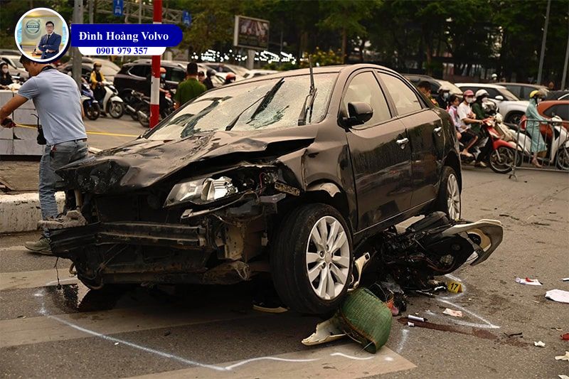 Trách nhiệm của xe ô tô khi bị xe máy đâm vào là gì - Đình Hoàng Volvo Car Đà Nẵng