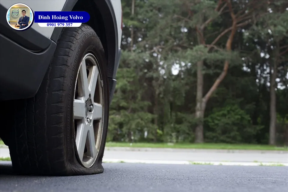 Xe bị nổ lốp khi đang chạy, xử lý thế nào - Đình Hoàng Volvo Car Đà Nẵng