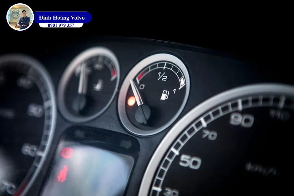 Chạy gần hết xăng mới đổ thêm gây hại cho xe thế nào - Đình Hoàng Volvo Đà Nẵng