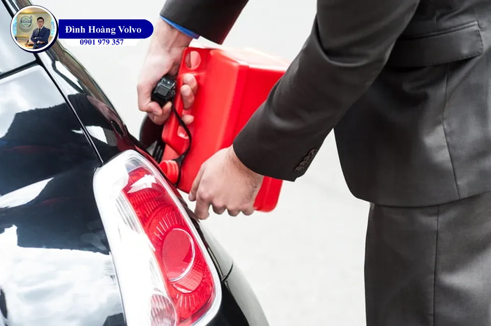 Chạy gần hết xăng mới đổ thêm gây hại cho xe thế nào - Đình Hoàng Volvo Đà Nẵng