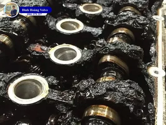 Lười thay dầu xe, bên trong động cơ trông kinh khủng như thế này - Đình Hoàng Volvo Đà Nẵng (4)