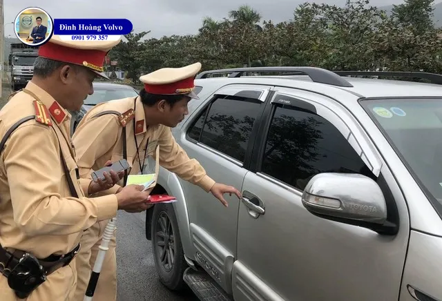 Ngồi ghế sau trên ô tô không thắt dây an toàn có bị phạt tiền - Đình Hoàng Volvo Car Đà Nẵng (2) Ngồi ghế sau trên ô tô không thắt dây an toàn có bị phạt tiền - Đình Hoàng Volvo Car Đà Nẵng