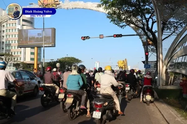 Ô tô, xe máy dừng đèn đỏ ở làn mũi tên rẽ phải có bị xử phạt - Đình Hoàng Volvo Car Đà Nẵng