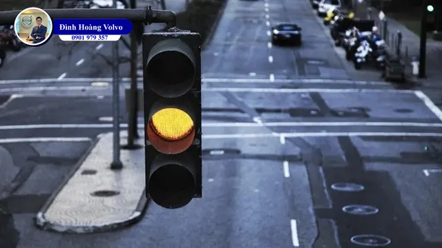Ô tô, xe máy vượt đèn vàng có bị xử phạt - Đình Hoàng Volvo Car Đà Nẵng