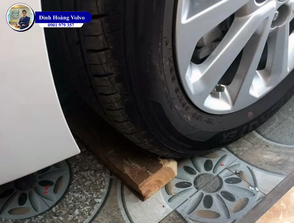 Tài xế Việt sáng tạo phụ kiện giúp đỗ xe “chuẩn chỉ” - Đình Hoàng Volvo Đà Nẵng