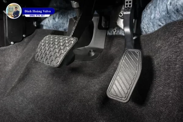 Vì sao bàn đạp chân phanh trên ô tô thiết kế cao hơn bàn đạp ga - Đình Hoàng Volvo Car Đà Nẵng