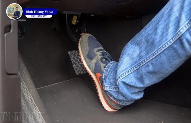 Vì sao không được dùng hai chân khi lái ô tô số tự động - Đình Hoàng Volvo Car Đà Nẵng