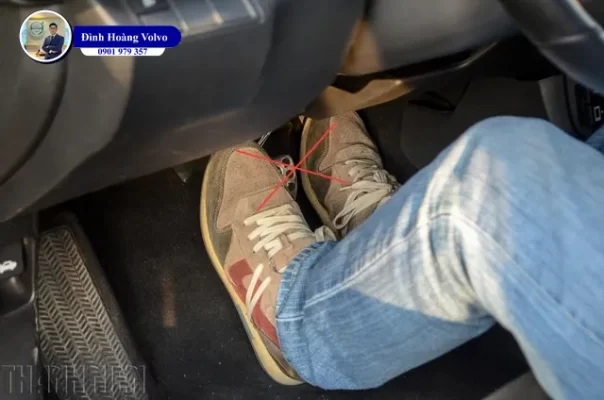 Vì sao không được dùng hai chân khi lái ô tô số tự động - Đình Hoàng Volvo Car Đà Nẵng