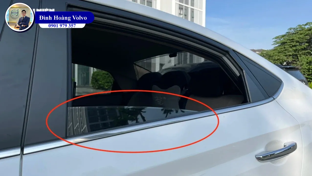 Vì sao kính cửa sổ phía sau trên một số ô tô không thể hạ xuống hết? - Đình Hoàng Volvo Car Đà Nẵng