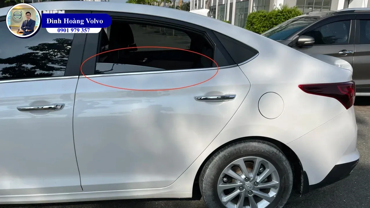 Vì sao kính cửa sổ phía sau trên một số ô tô không thể hạ xuống hết? - Đình Hoàng Volvo Car Đà Nẵng