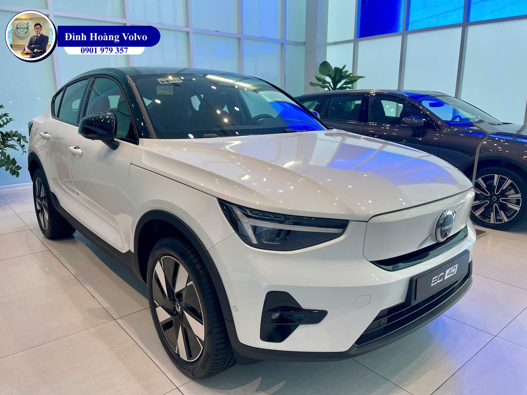 Hình ảnh thực tế chi tiết Volvo EC40 Ultra 2025 Màu Trắng Kim Cương Crystal White nội thất Đen Charcoal Leather - Đình Hoàng Volvo Car Đà Nẵng