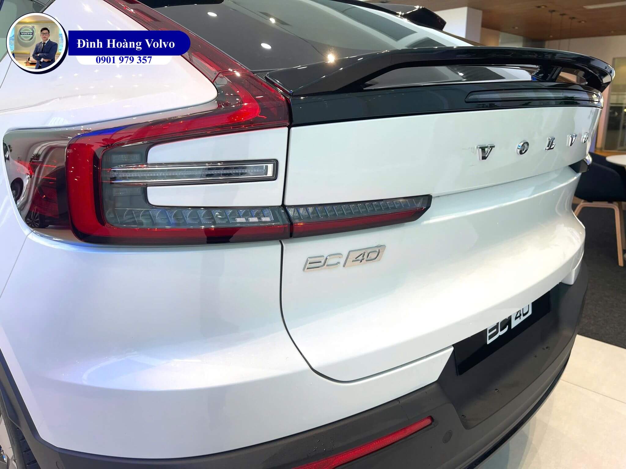 Hình ảnh thực tế chi tiết Volvo EC40 Ultra 2025 Màu Trắng Kim Cương Crystal White nội thất Đen Charcoal Leather - Đình Hoàng Volvo Car Đà Nẵng