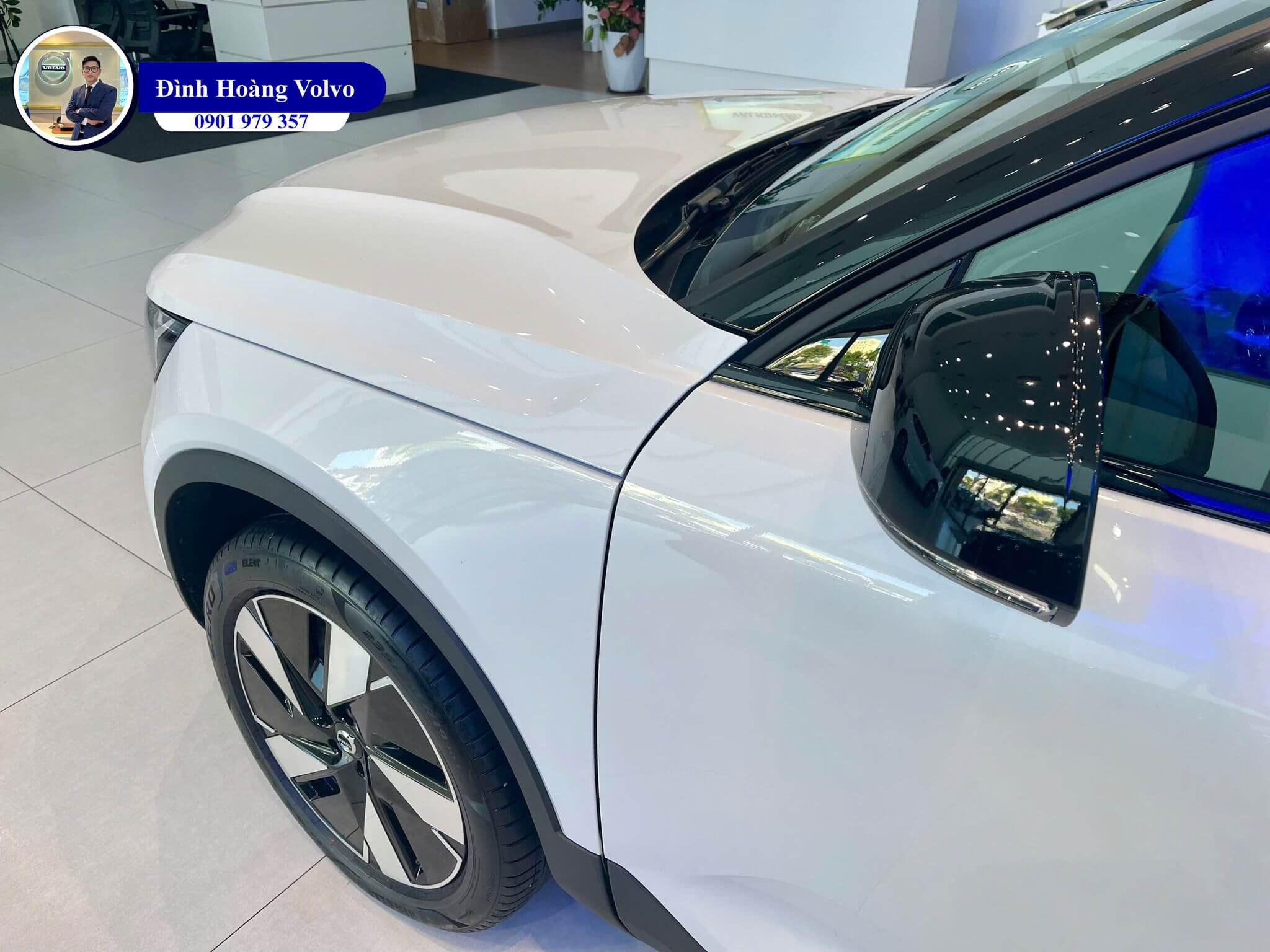 Hình ảnh thực tế chi tiết Volvo EC40 Ultra 2025 Màu Trắng Kim Cương Crystal White nội thất Đen Charcoal Leather - Đình Hoàng Volvo Car Đà Nẵng