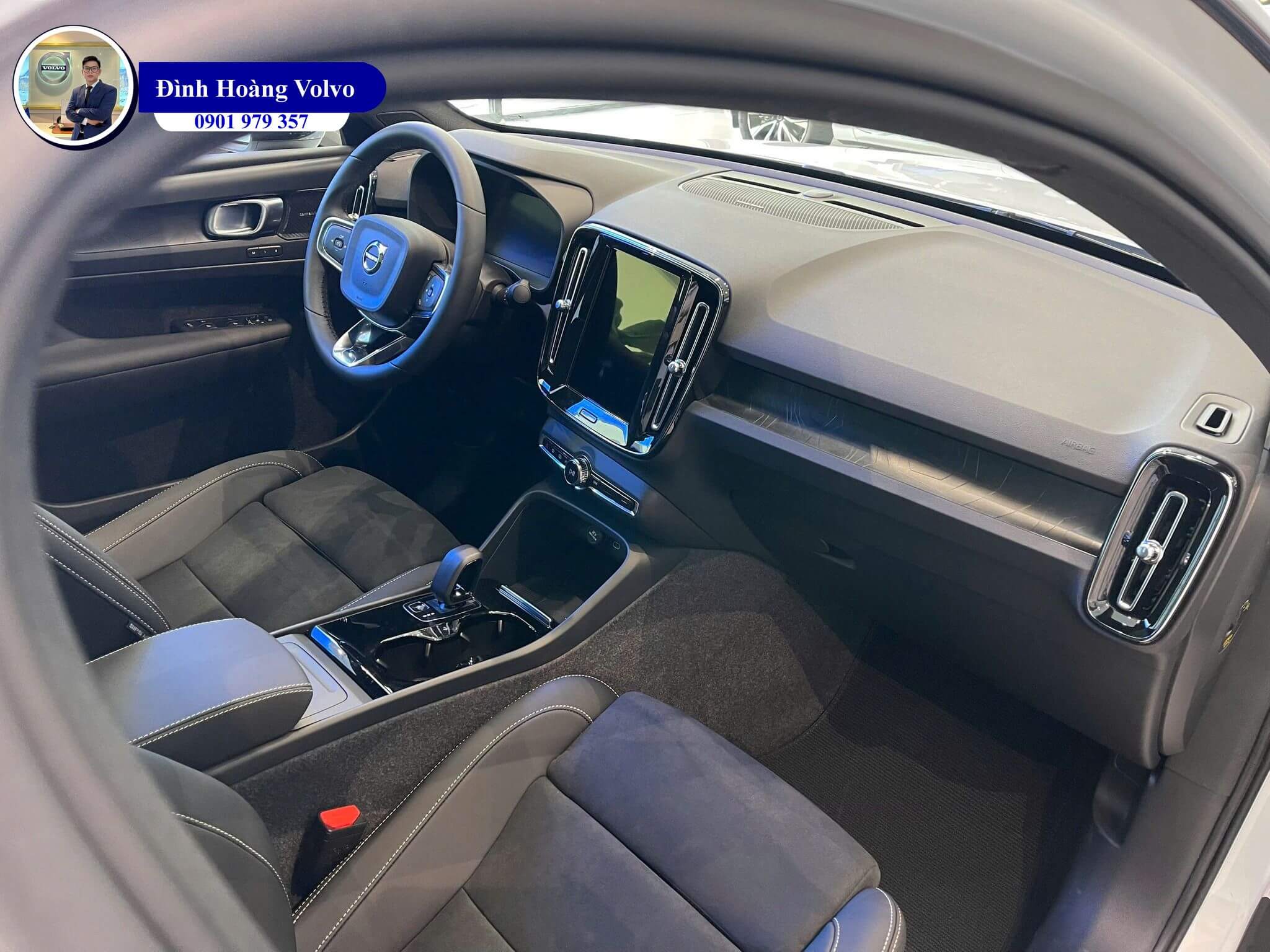 Hình ảnh thực tế chi tiết Volvo EC40 Ultra 2025 Màu Xanh Dương Cloud Blue nội thất Đen Charcoal Leather - Đình Hoàng Volvo Car Đà Nẵng