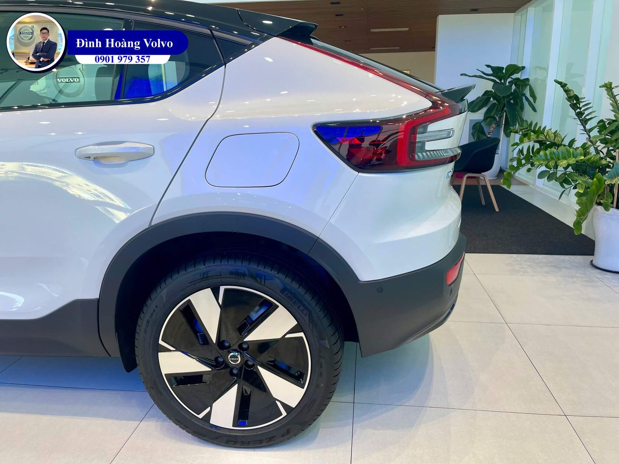 Hình ảnh thực tế chi tiết Volvo EC40 Ultra 2025 Màu Trắng Kim Cương Crystal White nội thất Đen Charcoal Leather - Đình Hoàng Volvo Car Đà Nẵng