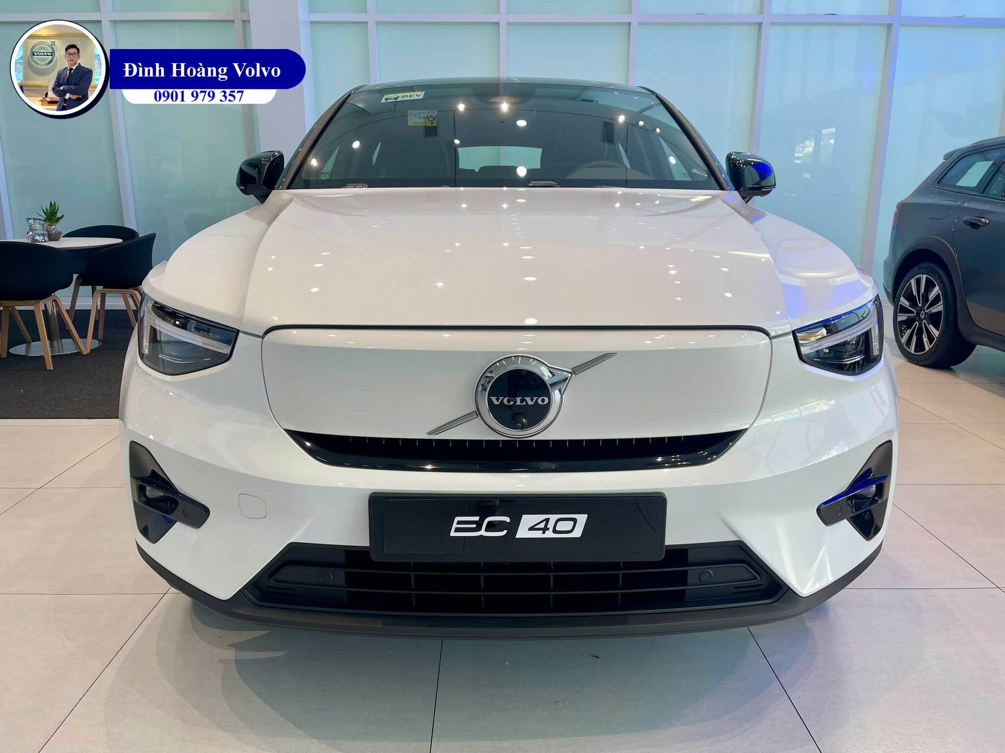 Hình ảnh thực tế chi tiết Volvo EC40 Ultra 2025 Màu Trắng Kim Cương Crystal White nội thất Đen Charcoal Leather - Đình Hoàng Volvo Car Đà Nẵng (5) Hình ảnh thực tế chi tiết Volvo EC40 Ultra 2025 Màu Trắng Kim Cương Crystal White nội thất Đen Charcoal Leather - Đình Hoàng Volvo Car Đà Nẵng