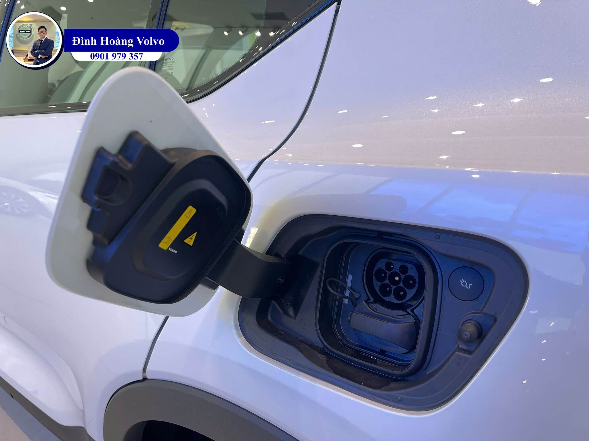 Hình ảnh thực tế chi tiết Volvo EC40 Ultra 2025 Màu Trắng Kim Cương Crystal White nội thất Đen Charcoal Leather - Đình Hoàng Volvo Car Đà Nẵng