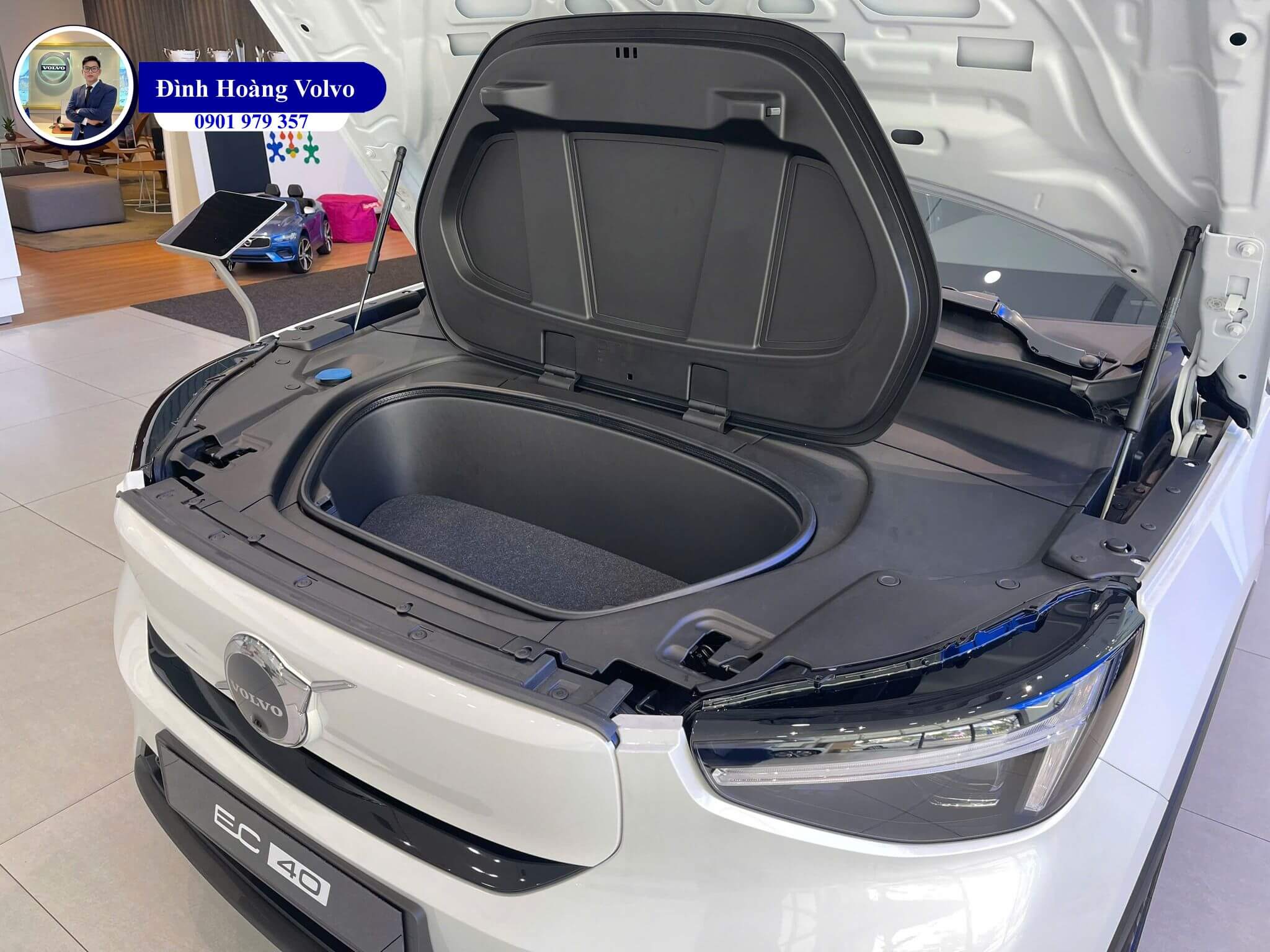 Hình ảnh thực tế chi tiết Volvo EC40 Ultra 2025 Màu Xanh Dương Cloud Blue nội thất Đen Charcoal Leather - Đình Hoàng Volvo Car Đà Nẵng