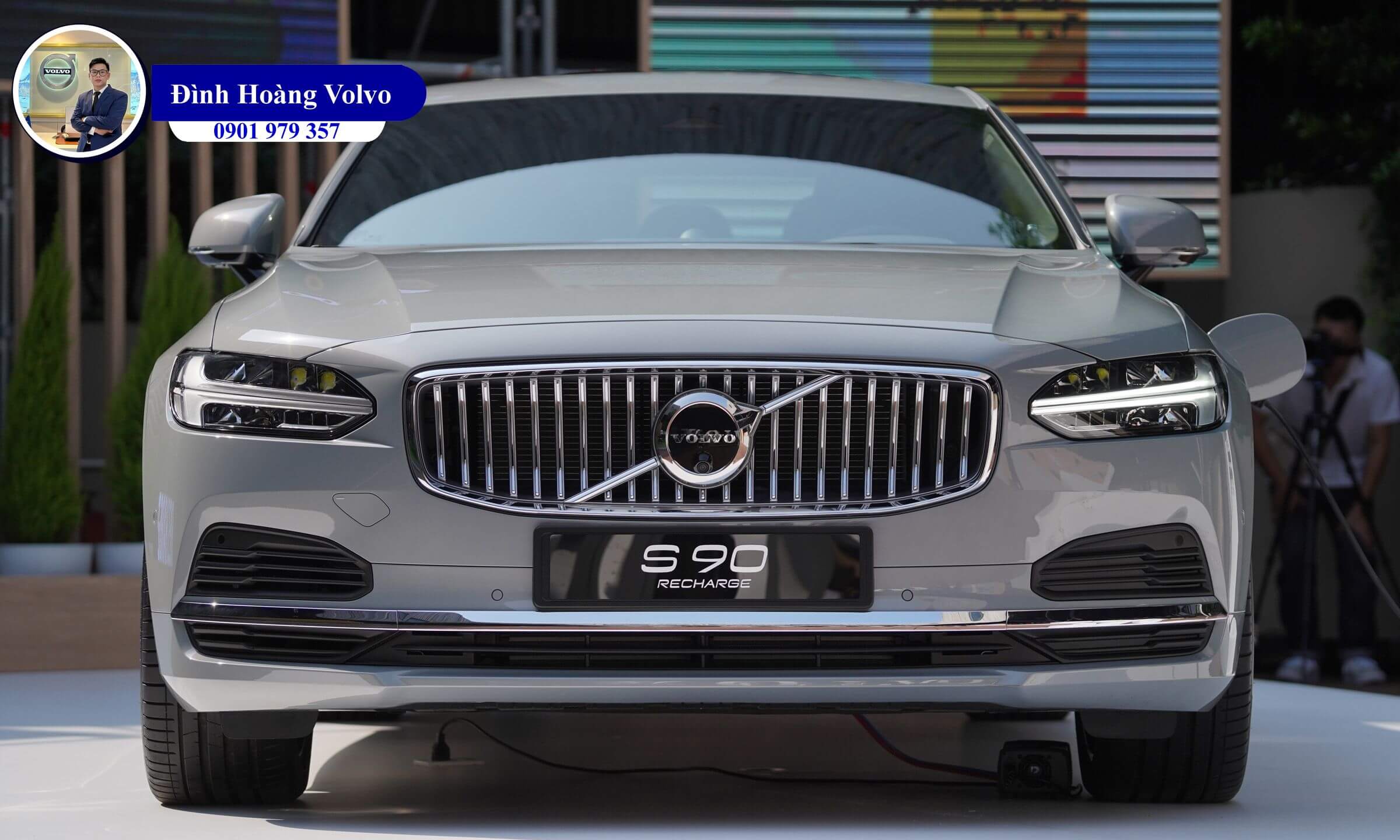 Hình ảnh thực tế chi tiết Volvo S90L T8 Plug in Hybrid Ultra 2025 Màu Xám Xi Măng Vapour Grey nội thất Nâu - Đình Hoàng Volvo Car Đà Nẵng (1) Hình ảnh thực tế chi tiết Volvo S90L T8 Plug in Hybrid Ultra 2025 Màu Xám Xi Măng Vapour Grey nội thất Nâu - Đình Hoàng Volvo Car Đà Nẵng