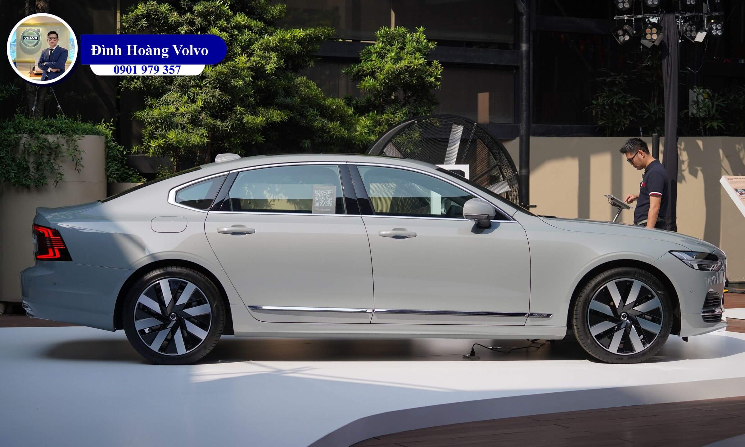 Hình ảnh thực tế chi tiết Volvo S90L T8 Plug in Hybrid Ultra 2025 Màu Xám Xi Măng Vapour Grey nội thất Nâu - Đình Hoàng Volvo Car Đà Nẵng (3) Hình ảnh thực tế chi tiết Volvo S90L T8 Plug in Hybrid Ultra 2025 Màu Xám Xi Măng Vapour Grey nội thất Nâu - Đình Hoàng Volvo Car Đà Nẵng