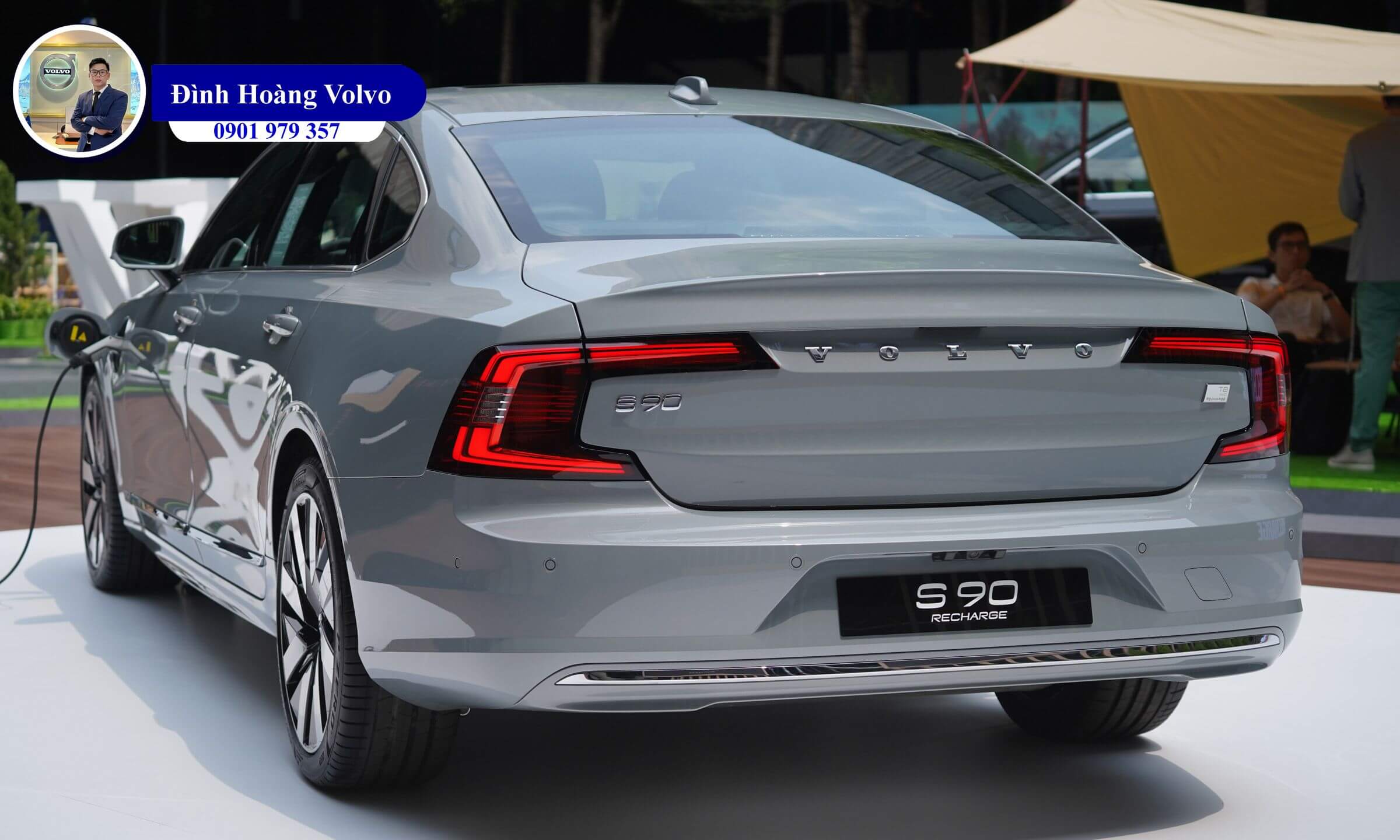 Hình ảnh thực tế chi tiết Volvo S90L T8 Plug in Hybrid Ultra 2025 Màu Xám Xi Măng Vapour Grey nội thất Nâu - Đình Hoàng Volvo Car Đà Nẵng (5) Hình ảnh thực tế chi tiết Volvo S90L T8 Plug in Hybrid Ultra 2025 Màu Xám Xi Măng Vapour Grey nội thất Nâu - Đình Hoàng Volvo Car Đà Nẵng