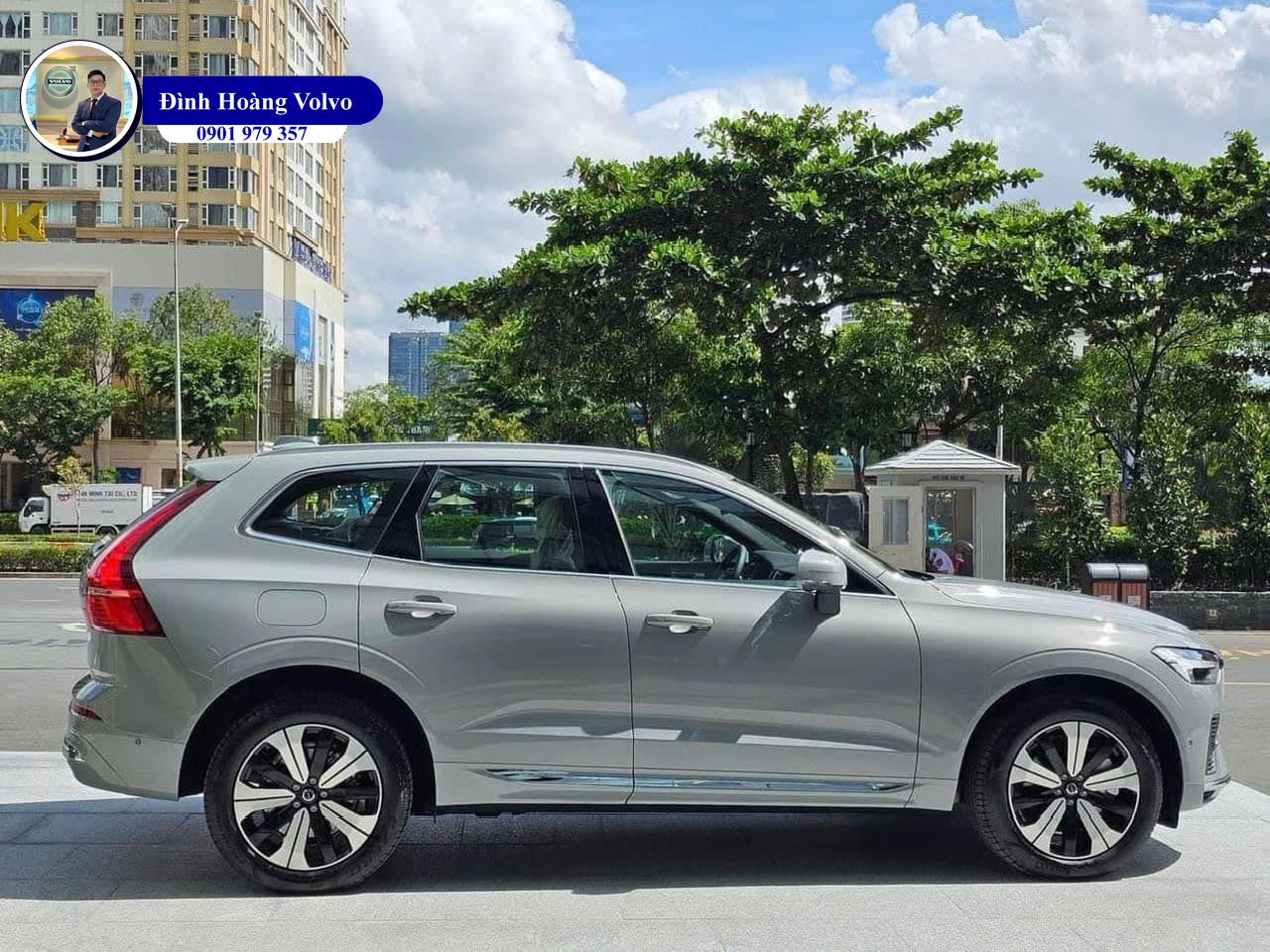 Hình ảnh thực tế chi tiết Volvo XC60 T8 Plug-in Hybrid Ultra 2025 Màu Xám Xi Măng Vapour Grey Nội thất Nâu Maroon và Vàng Amber - Đình Hoàng Volvo Đà Nẵng (10) Hình ảnh thực tế chi tiết Volvo XC60 T8 Plug-in Hybrid Ultra 2025 Màu Xám Xi Măng Vapour Grey Nội thất Nâu Maroon và Vàng Amber - Đình Hoàng Volvo Đà Nẵng