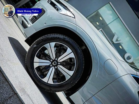 Hình ảnh thực tế chi tiết Volvo XC60 T8 Plug-in Hybrid Ultra 2025 Màu Xám Xi Măng Vapour Grey Nội thất Nâu Maroon và Vàng Amber - Đình Hoàng Volvo Đà Nẵng
