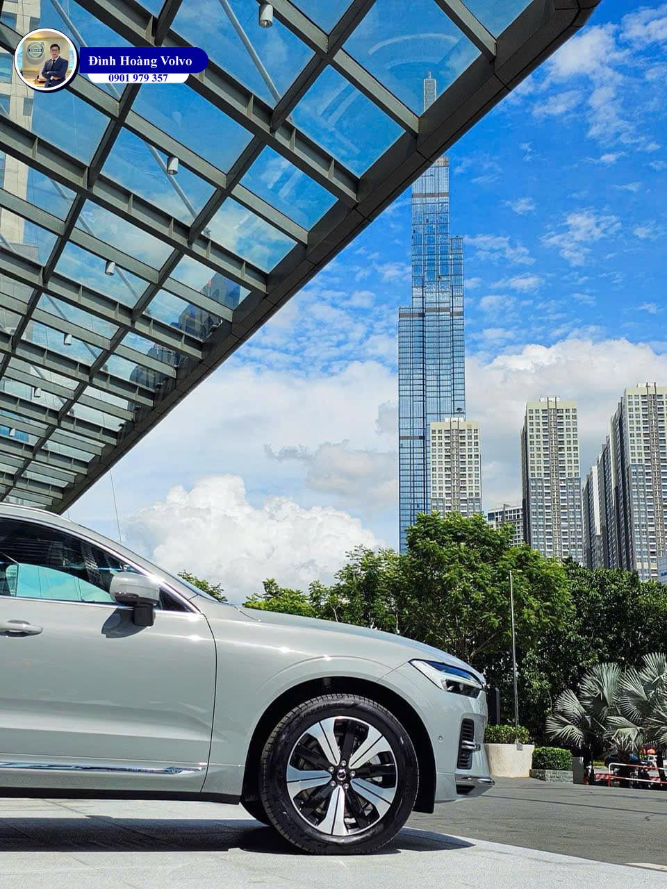 Hình ảnh thực tế chi tiết Volvo XC60 T8 Plug-in Hybrid Ultra 2025 Màu Xám Xi Măng Vapour Grey Nội thất Nâu Maroon và Vàng Amber - Đình Hoàng Volvo Đà Nẵng