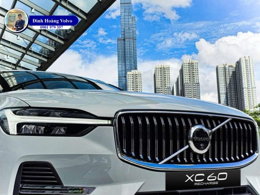 Hình ảnh thực tế chi tiết Volvo XC60 T8 Plug-in Hybrid Ultra 2025 Màu Xám Xi Măng Vapour Grey Nội thất Nâu Maroon và Vàng Amber - Đình Hoàng Volvo Đà Nẵng