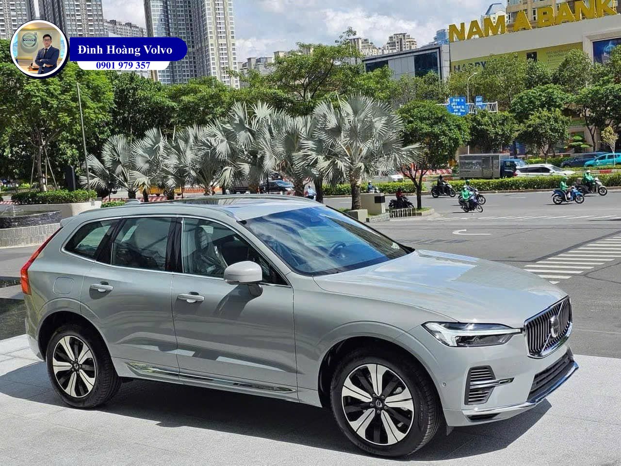 Hình ảnh thực tế chi tiết Volvo XC60 T8 Plug-in Hybrid Ultra 2025 Màu Xám Xi Măng Vapour Grey Nội thất Nâu Maroon và Vàng Amber - Đình Hoàng Volvo Đà Nẵng
