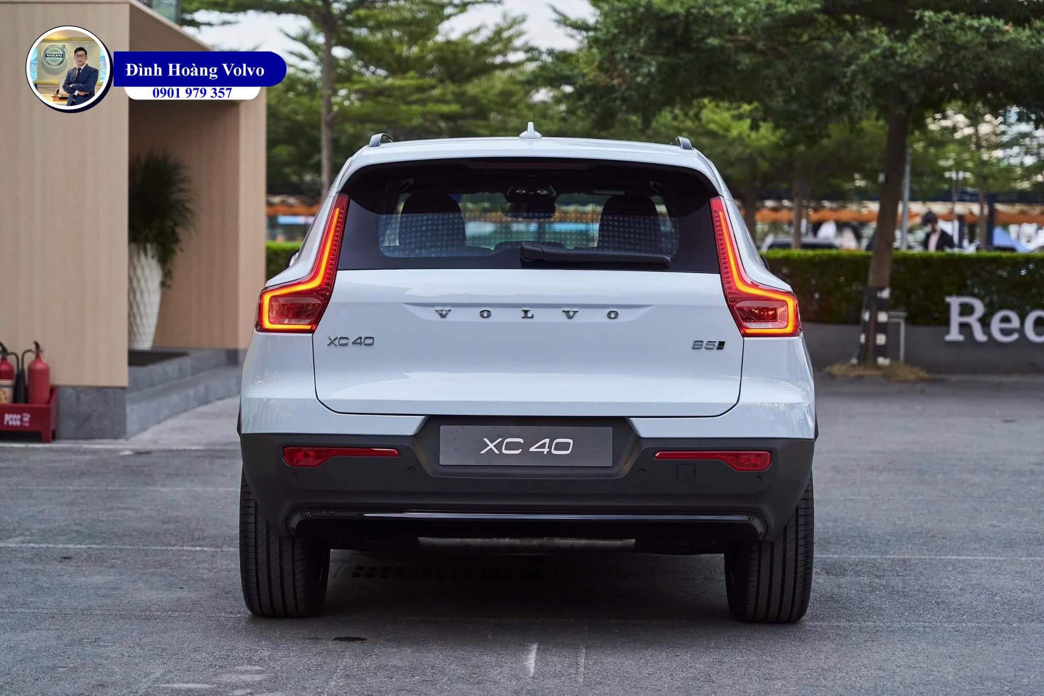 Hình ảnh thực tế chi tiết Volvo XC40 B5 Ultimate 2025 Màu Xanh Cloud Blue nội thất Đen Charcoal Leather - Đình Hoàng Volvo