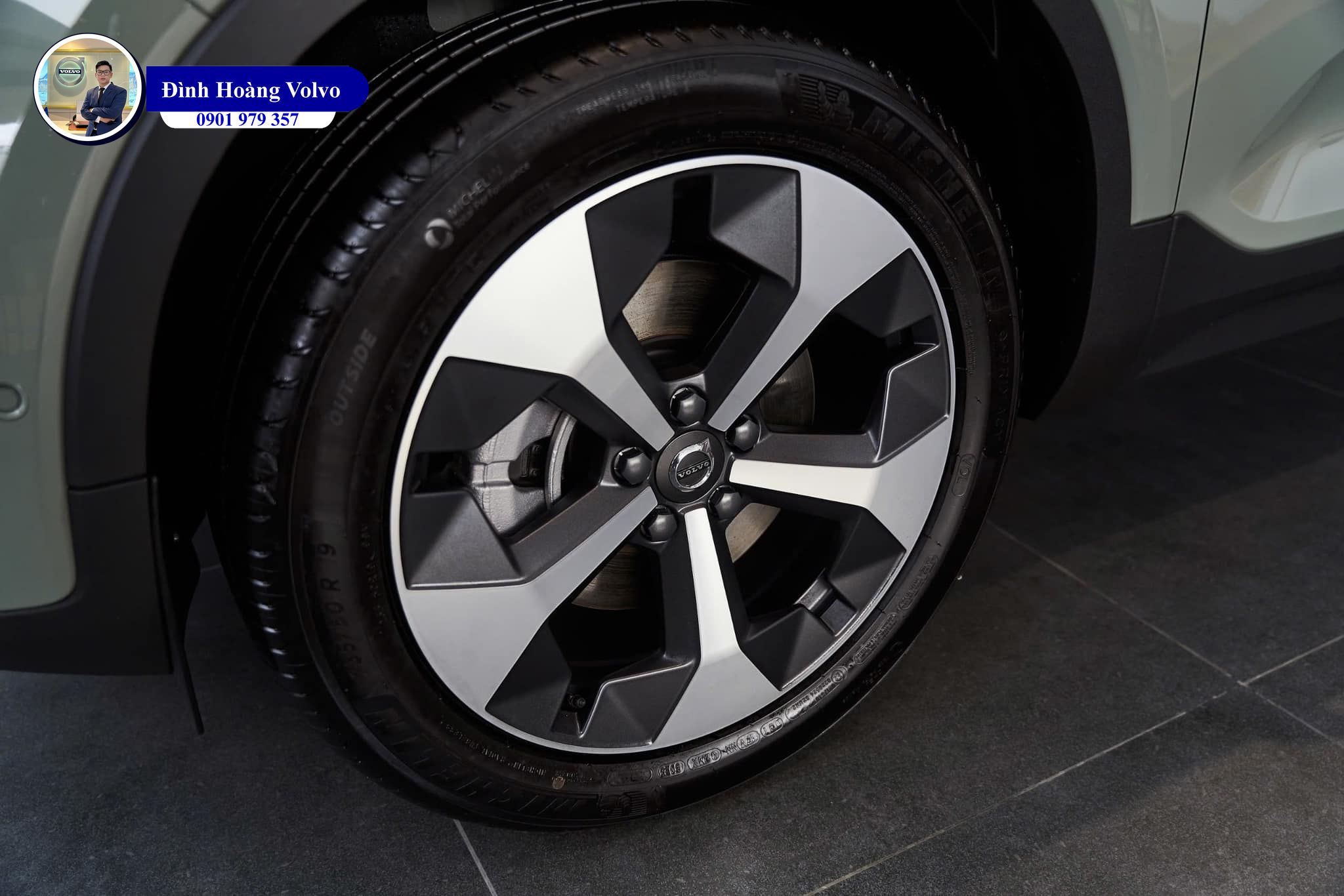 Hình ảnh thực tế chi tiết Volvo XC40 B5 Ultra 2025 Màu Xanh Sage Green nội thất Đen Charcoal Leather - Đình Hoàng Volvo Hình ảnh thực tế chi tiết Volvo XC40 B5 Ultra 2025 Màu Xanh Sage Green nội thất Đen Charcoal Leather - Đình Hoàng Volvo