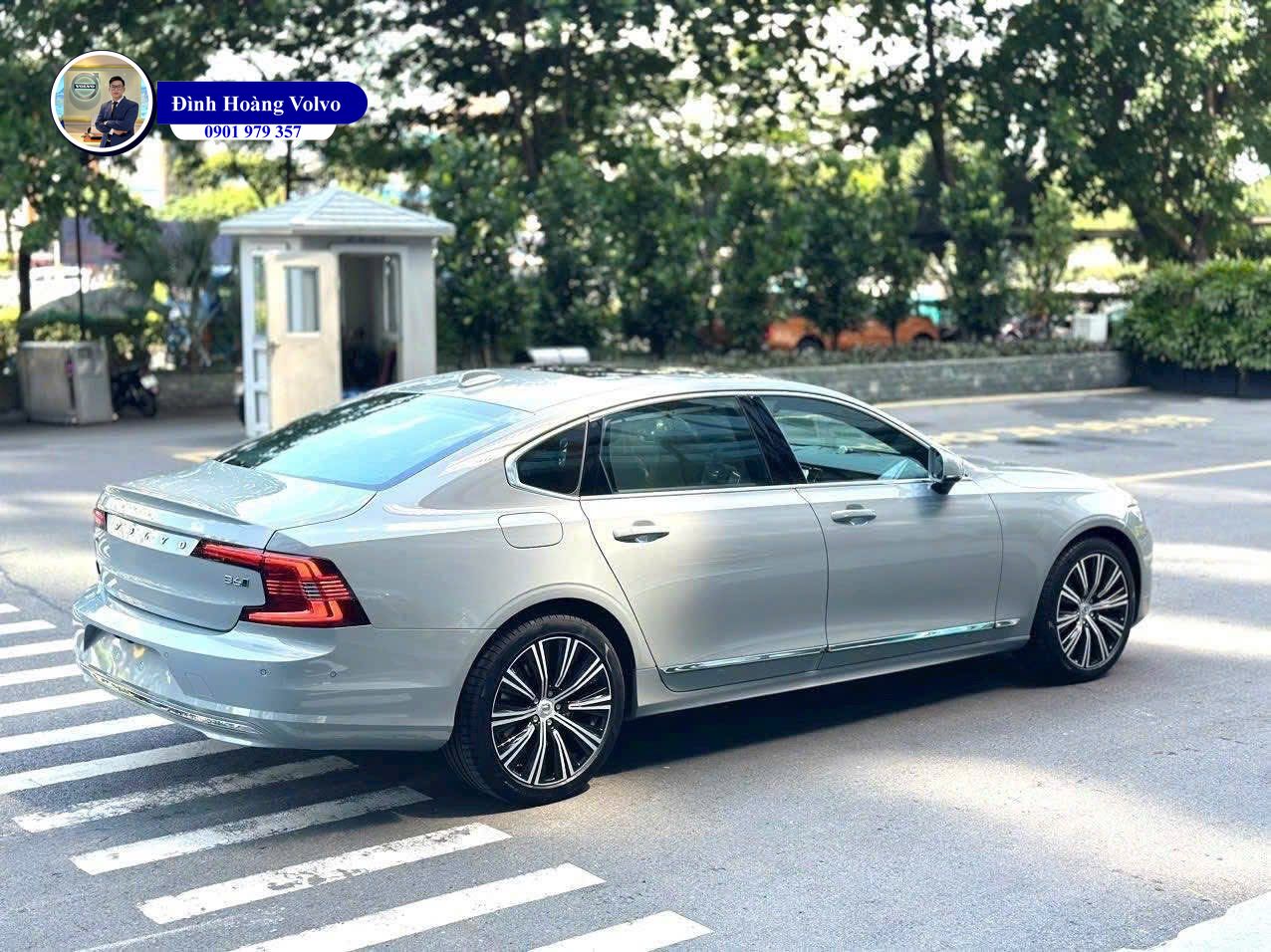 Hình ảnh thực tế chi tiết Volvo S90L B6 Ultra 2025 Màu Xám Xi Măng Vapour Grey nội thất Nâu - Đình Hoàng Volvo Car Đà Nẵng Hình ảnh thực tế chi tiết Volvo S90L B6 Ultra 2025 Màu Xám Xi Măng Vapour Grey nội thất Nâu - Đình Hoàng Volvo Car Đà Nẵng